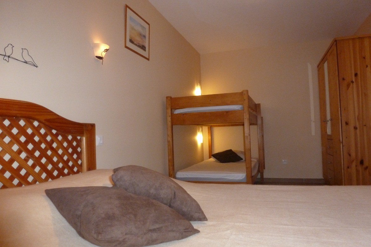 Chambre 2 avec lit double et lits superposés
