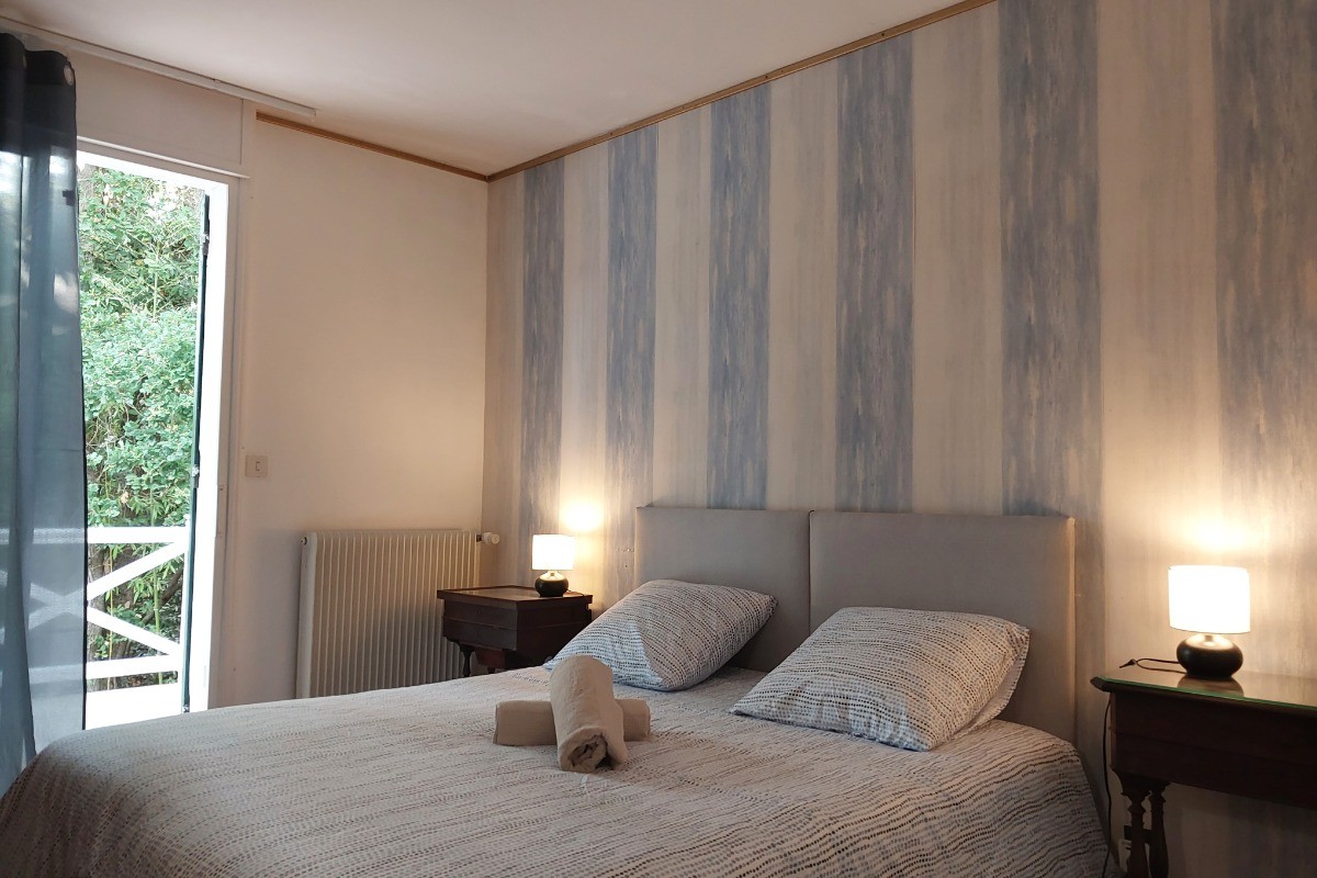 Chambre PAUL 1 lit 160x190 ou 2 lits + salle de douche WC privée attenante