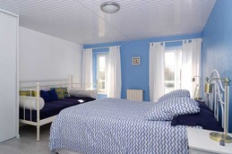Chambre 1 avec un lit en 140