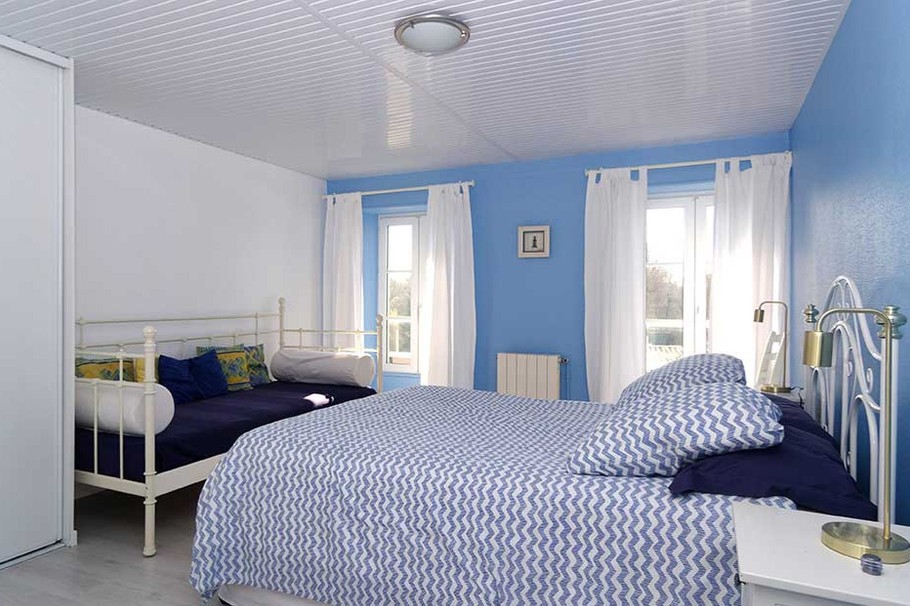 Chambre 1 avec un lit en 140