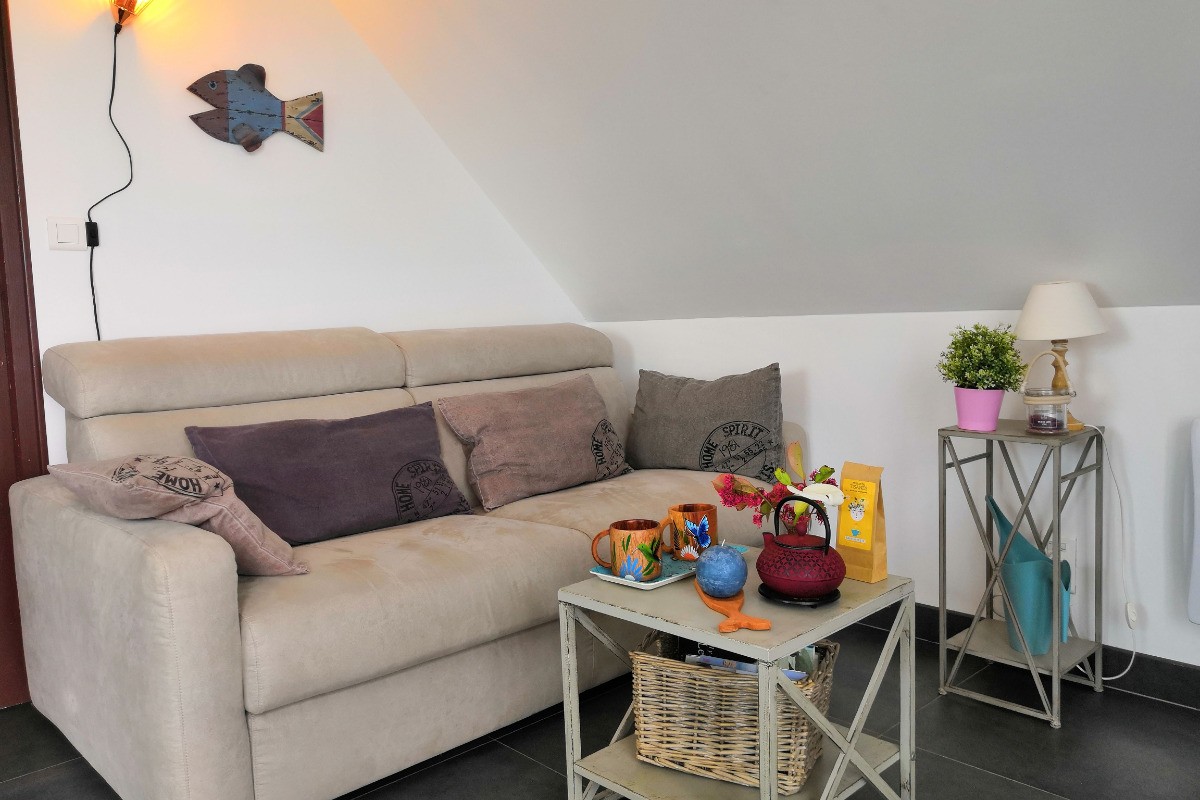 Un coin de détente est installé dans le gîte Yock pour profiter de la vue... Canapé convertible dans la pièce de vie (matelas de bonne qualité pour un couchage journalier) Roulotte Gîtes O Bien-être Massage Spa Porspoder / Finistère / Bretagne