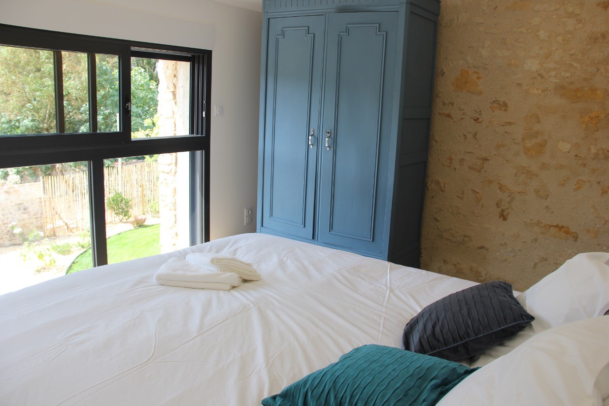 La chambre de l'étage avec vue panoramique sur le jardin