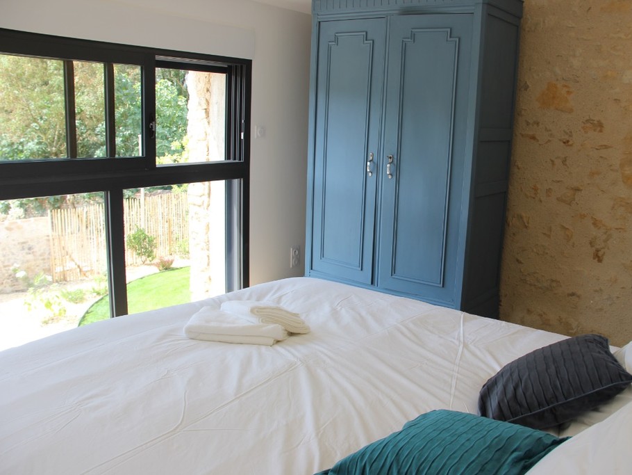 La chambre de l'étage avec vue panoramique sur le jardin