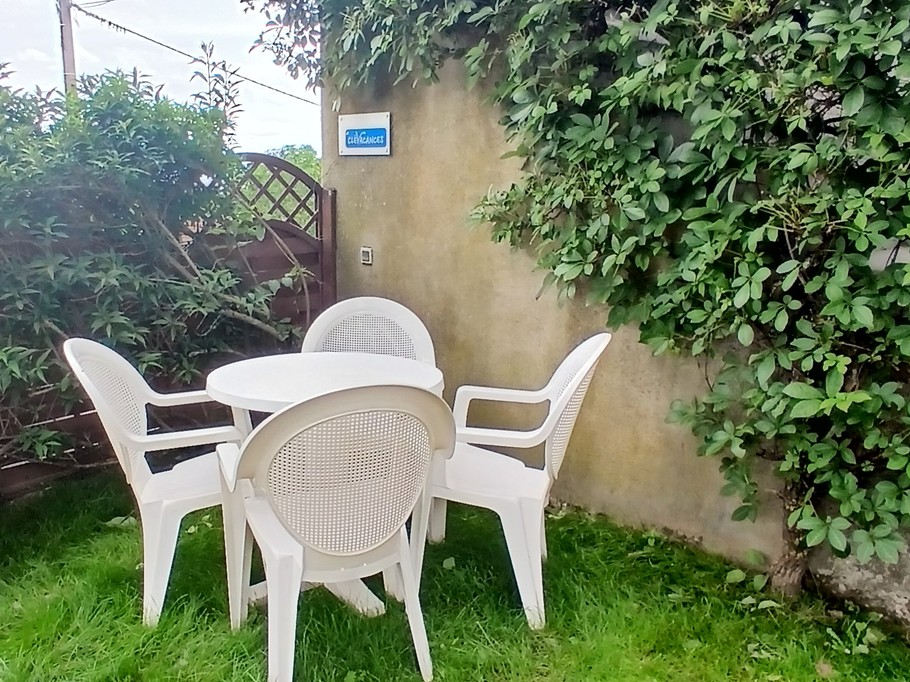 "Les Châtaigniers" in Orcines, Puy-de-Dôme: The garden
