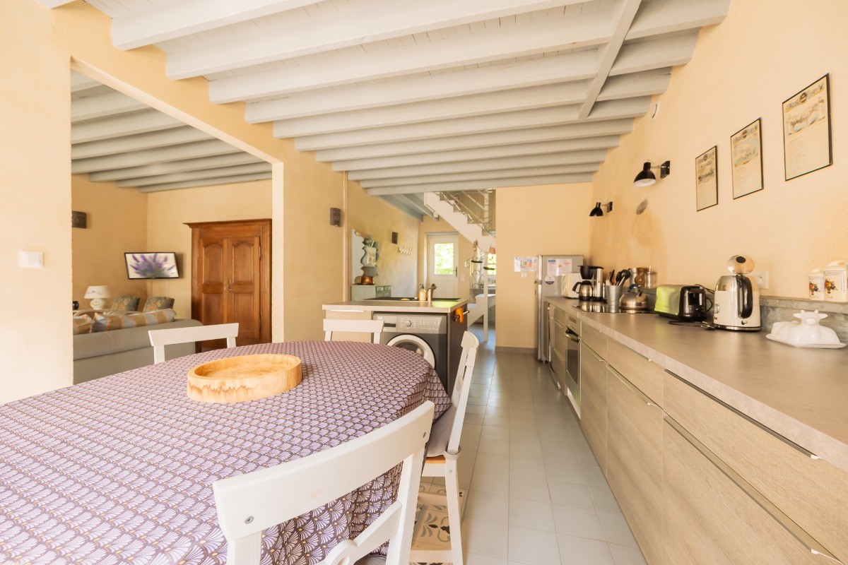 La cuisine avec vue sur le salon
