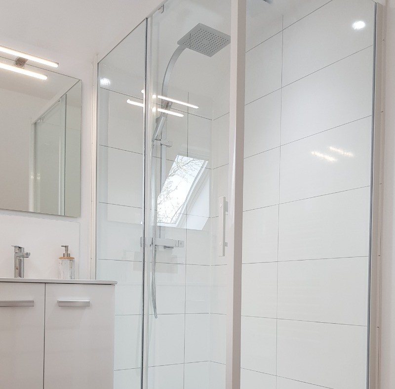 Salle d'eau avec meuble vasque et douche grande dimension à l'étage dans la chambre indépendante.