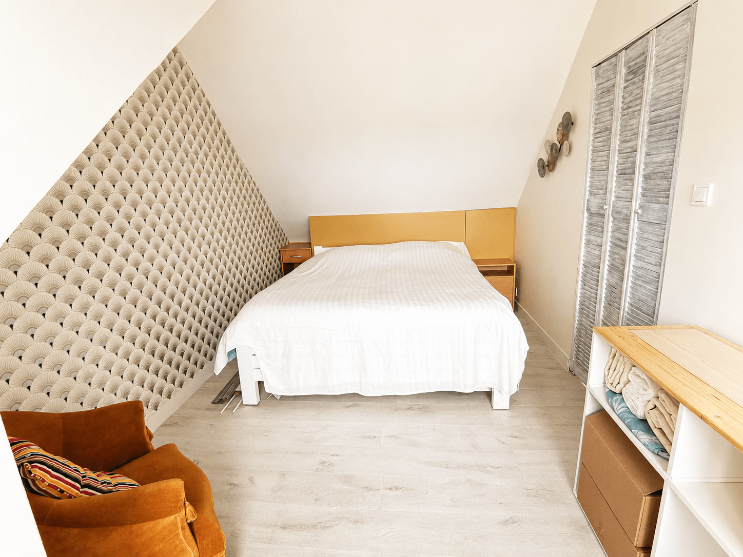 Room with a 160cm bed