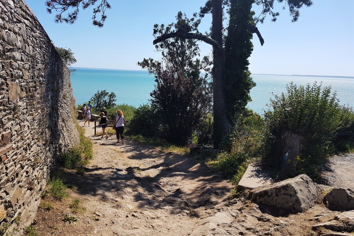 Sentier des douaniers (GR 34), avec vue sur les parcs à huitres et les îles qui bordent Cancale.
Crédits photo : Yves-Cottin