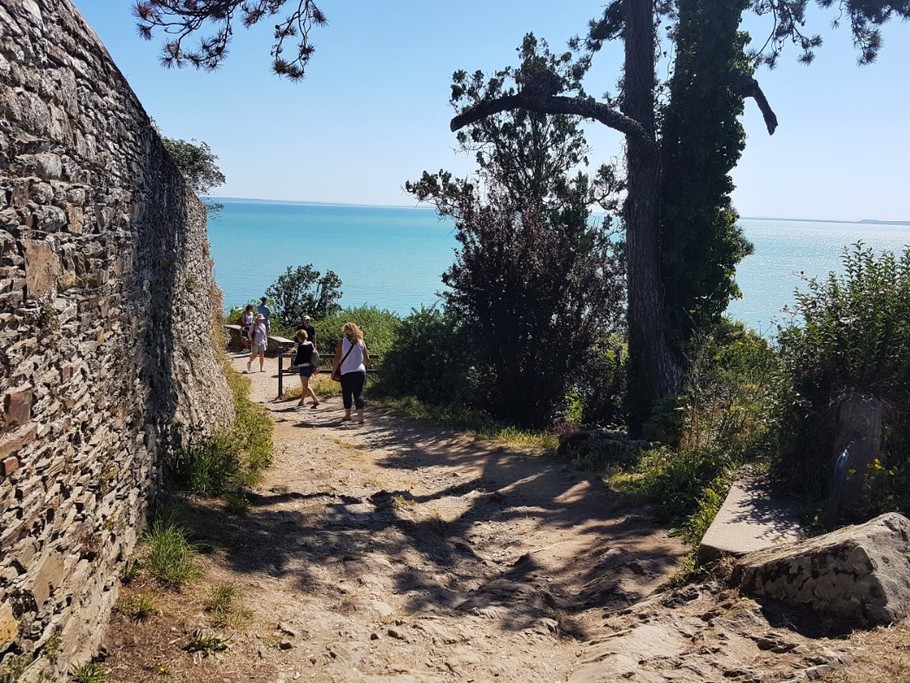 Sentier des douaniers (GR 34), avec vue sur les parcs à huitres et les îles qui bordent Cancale.
Crédits photo : Yves-Cottin