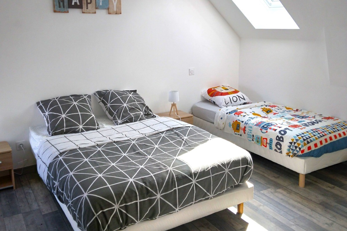 A l'étage, agréable chambre pour 2 à 4 personnes (1 lit 140 cm et 2 lits 90 cm) avec penderies.