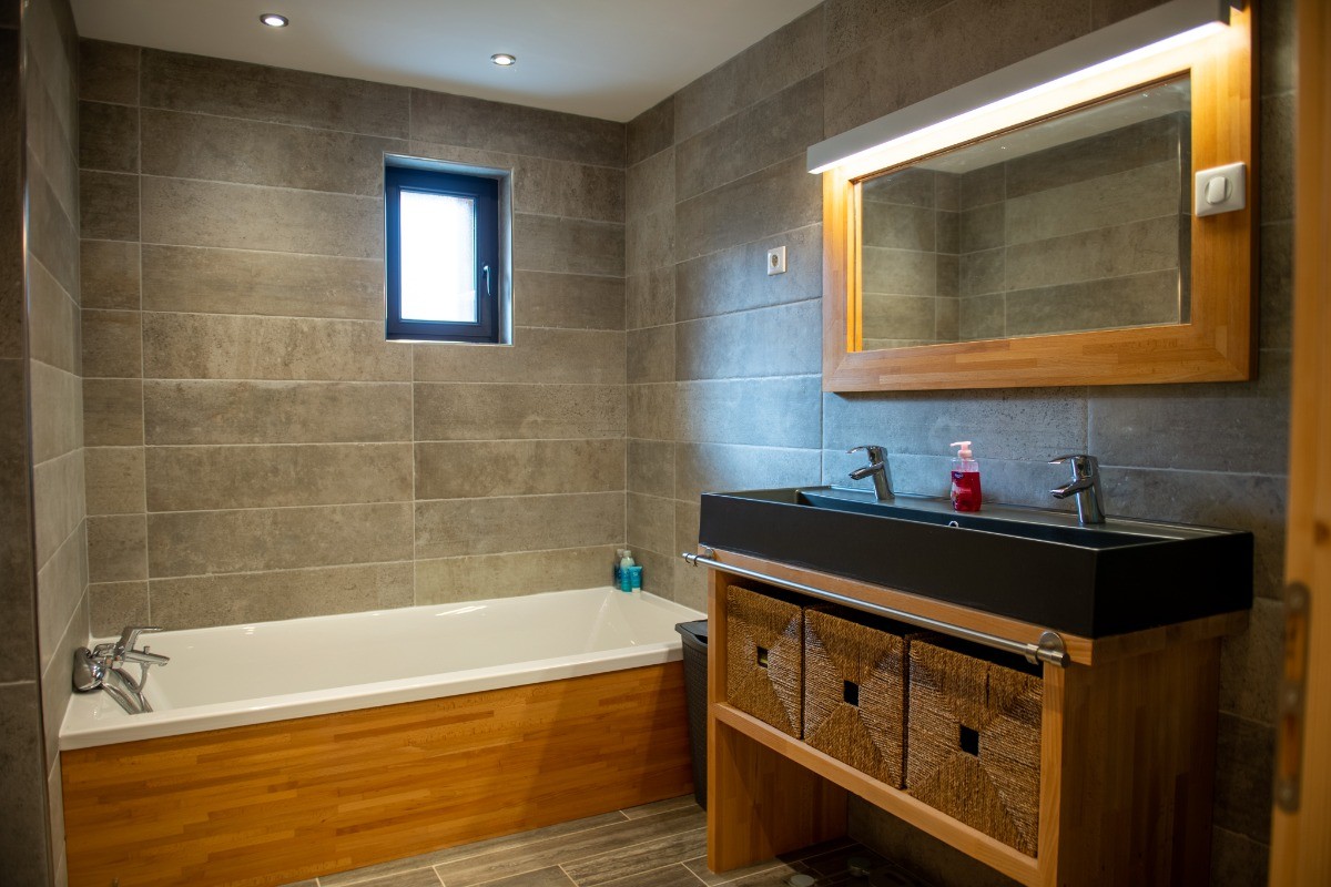 Salle de bain avec grand bain large et double vasque