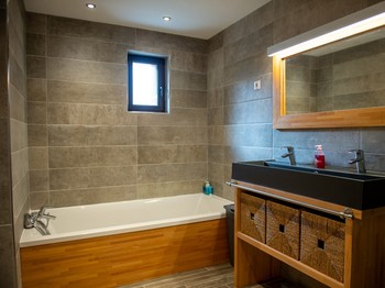 Salle de bain avec grand bain large et double vasque