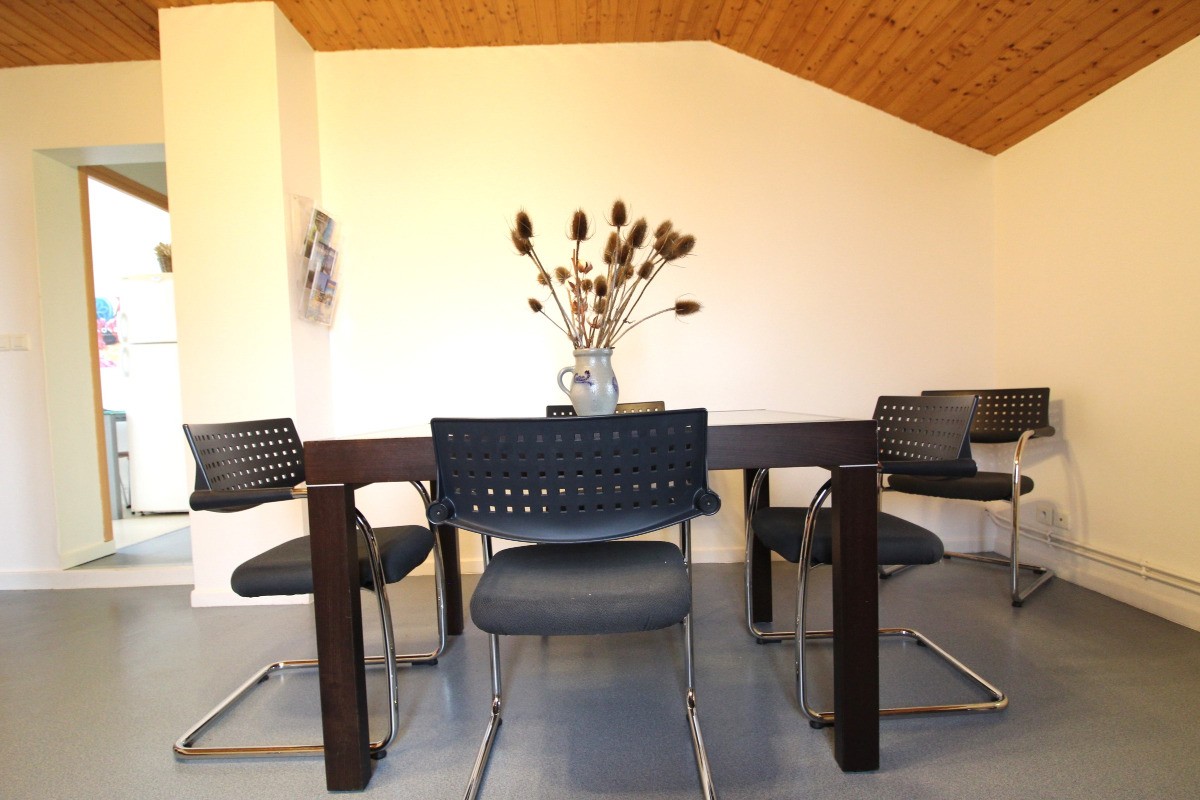 Pièce à vivre côté salle à manger et sa table à rallonge