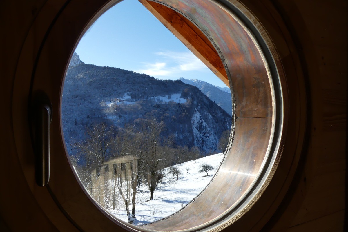 vue en hiver de la mezzanine par l'œil de bœuf