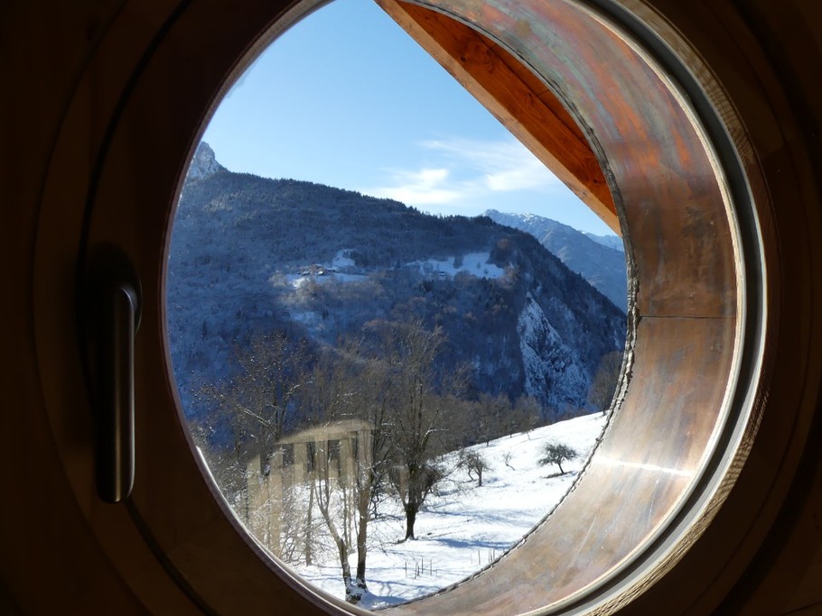 vue en hiver de la mezzanine par l'œil de bœuf