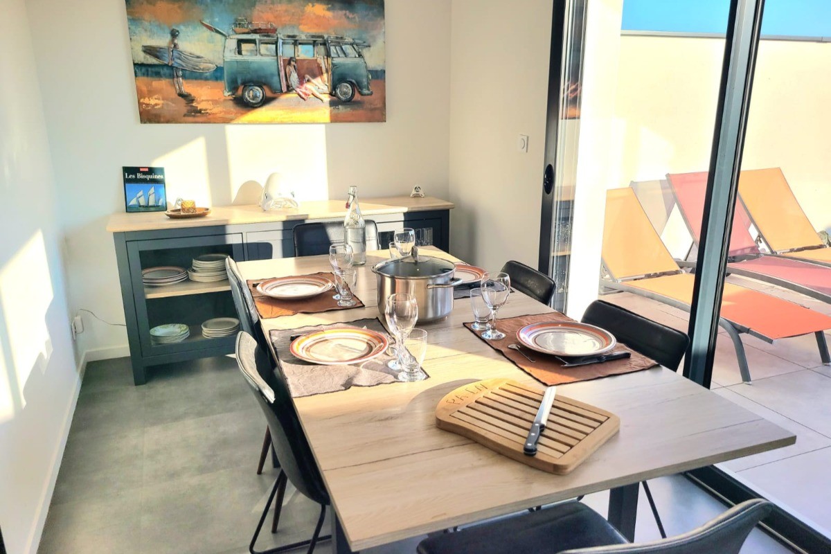 Séjour lumineux pour repas entre amis