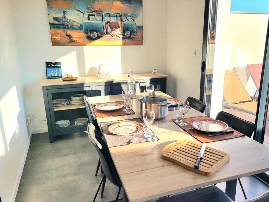 Séjour lumineux pour repas entre amis