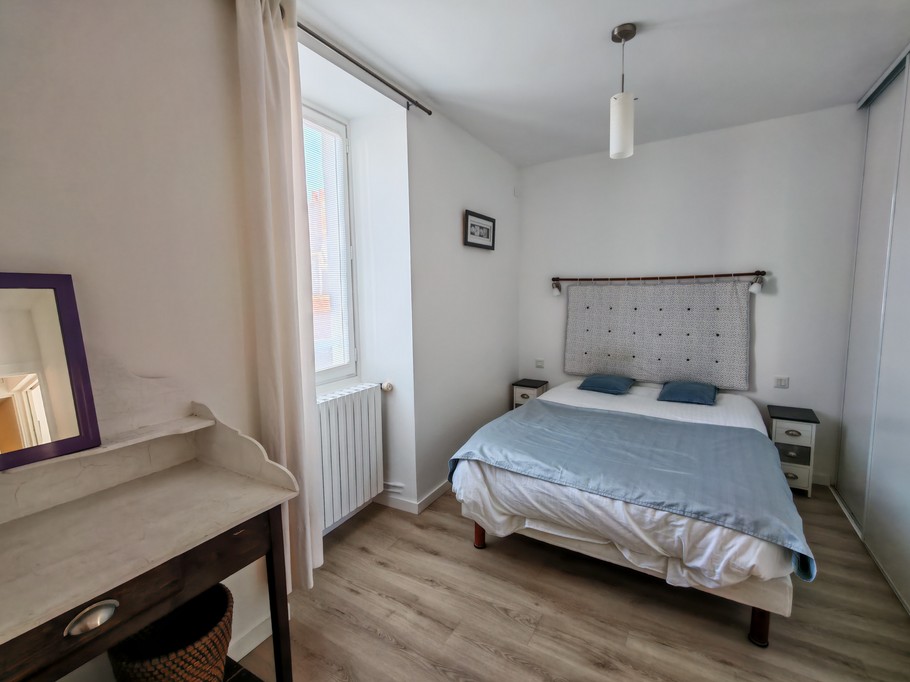 Bedroom with double bed (140cm)