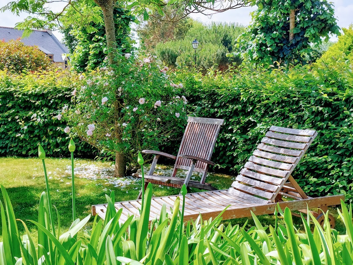 Chaises longues dans le jardin privatif du gîte Saladelle