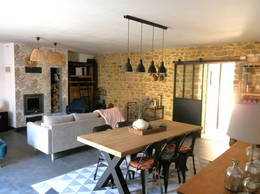 Shared living room with lounge area (TV, library, hi-fi system), fireplace in winter, breakfast area.