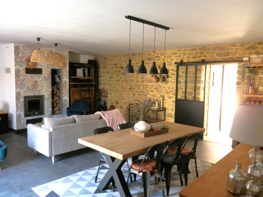 Pièce à vivre commune avec espace salon (TV, bibliothèque, chaine hifi), cheminée en hiver, espace petit-déjeuner.