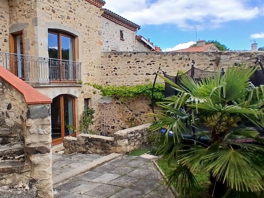 The Volcans d'Auvergne holiday cottage: The garden, with parking available