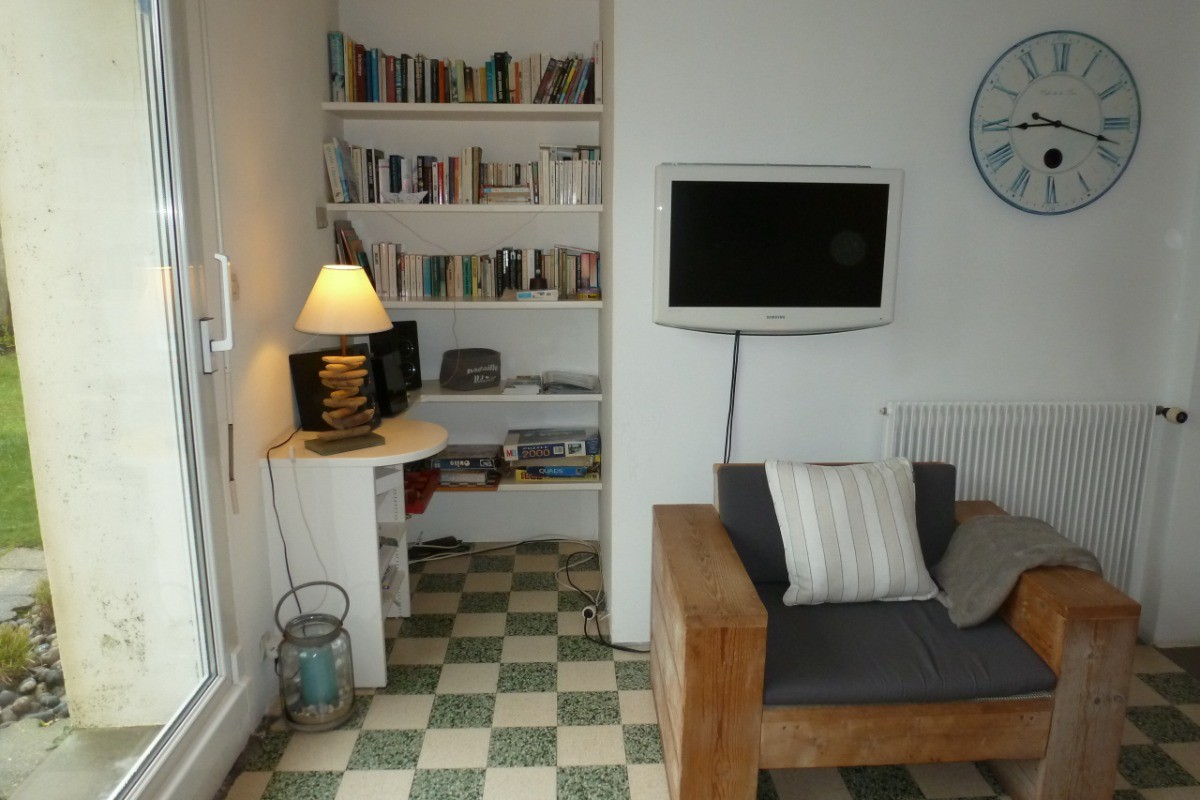 Espace bureau avec bibliothèque