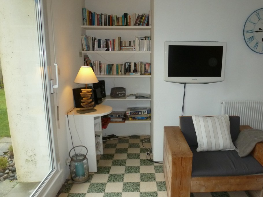 Espace bureau avec bibliothèque