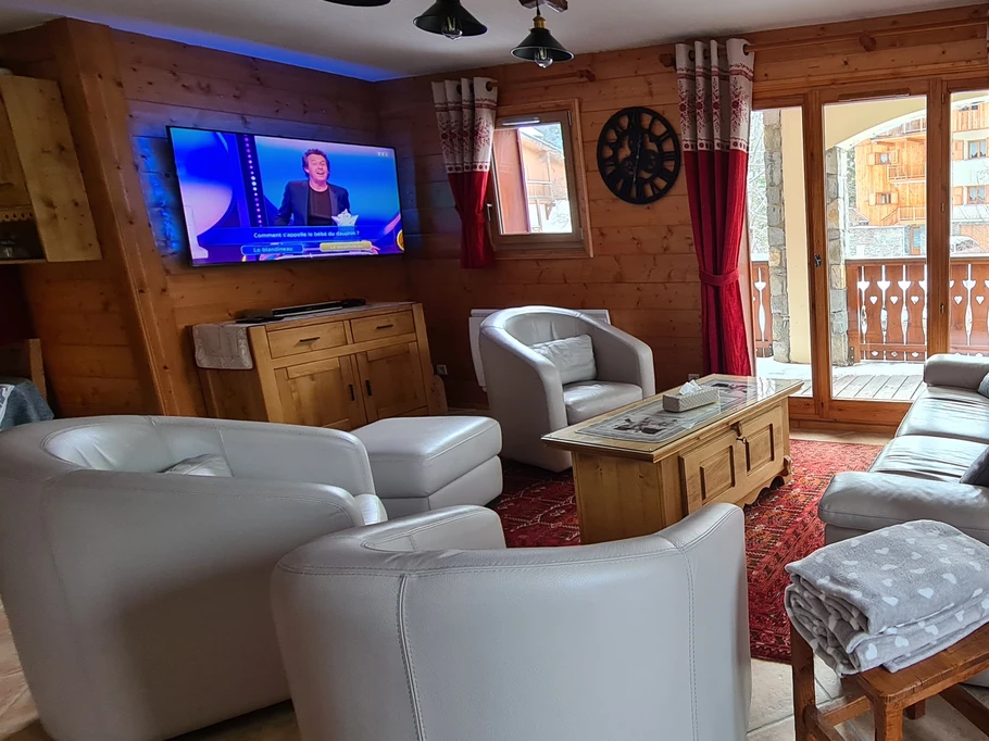 Grand salon avec télé 147 cm