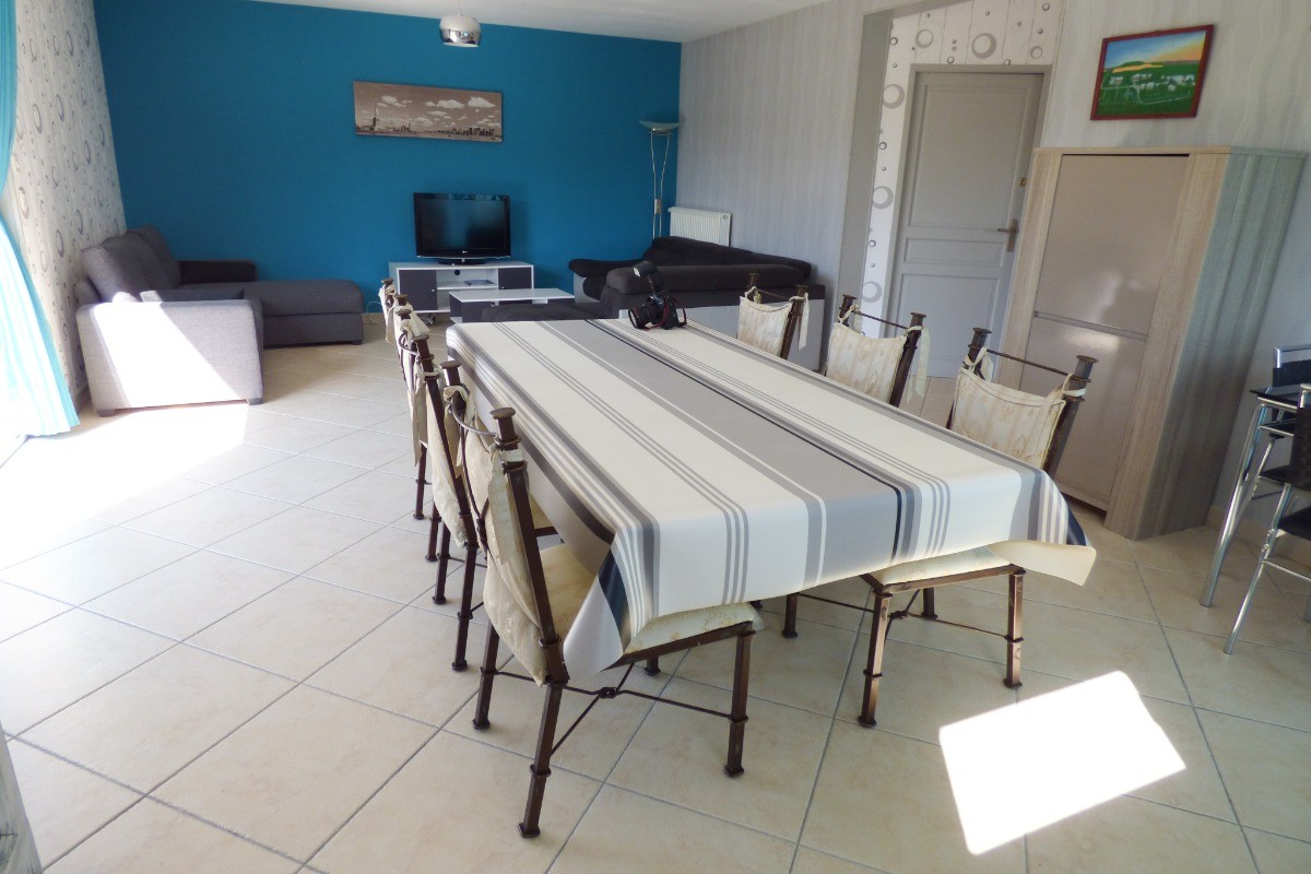 Salle à manger avec vue sur le salon