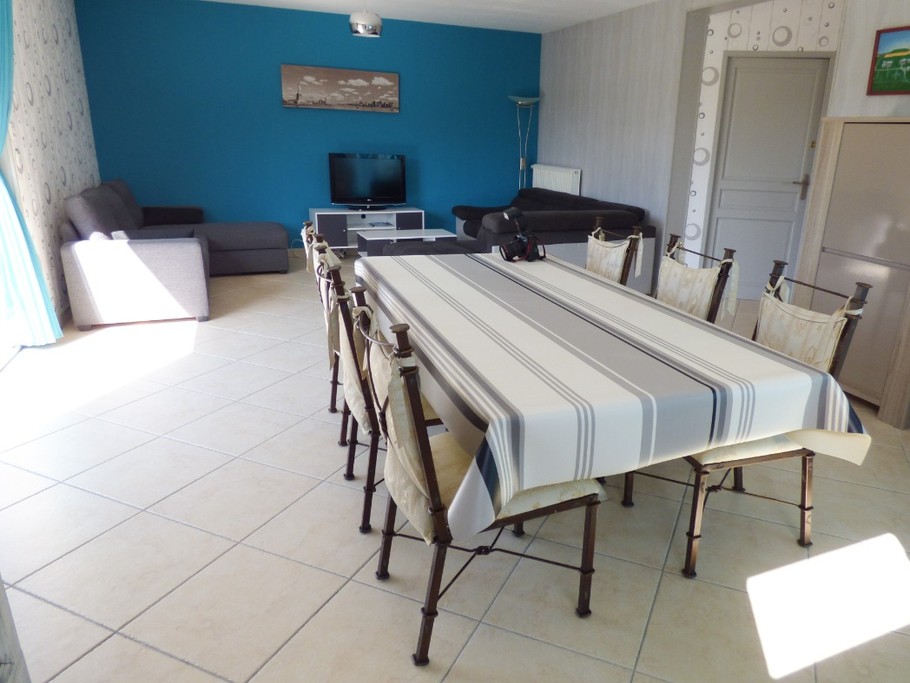 Salle à manger avec vue sur le salon