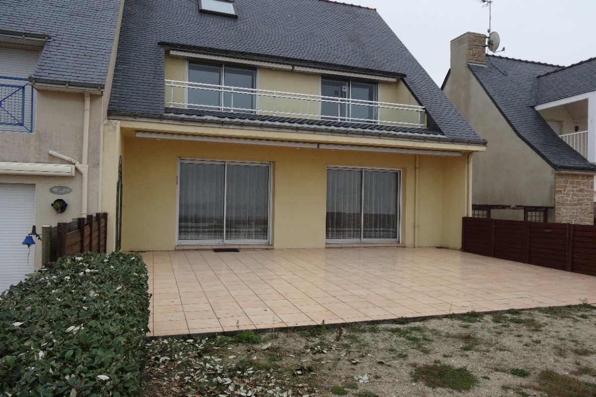 vue maison, gîte à l'étage avec loggia