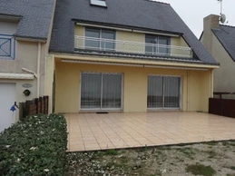 vue maison, gîte à l'étage avec loggia