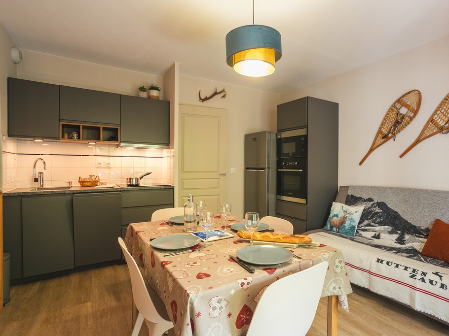 Vrai grand réfrigérateur/congélateur, fours traditionnel et micro-onde.