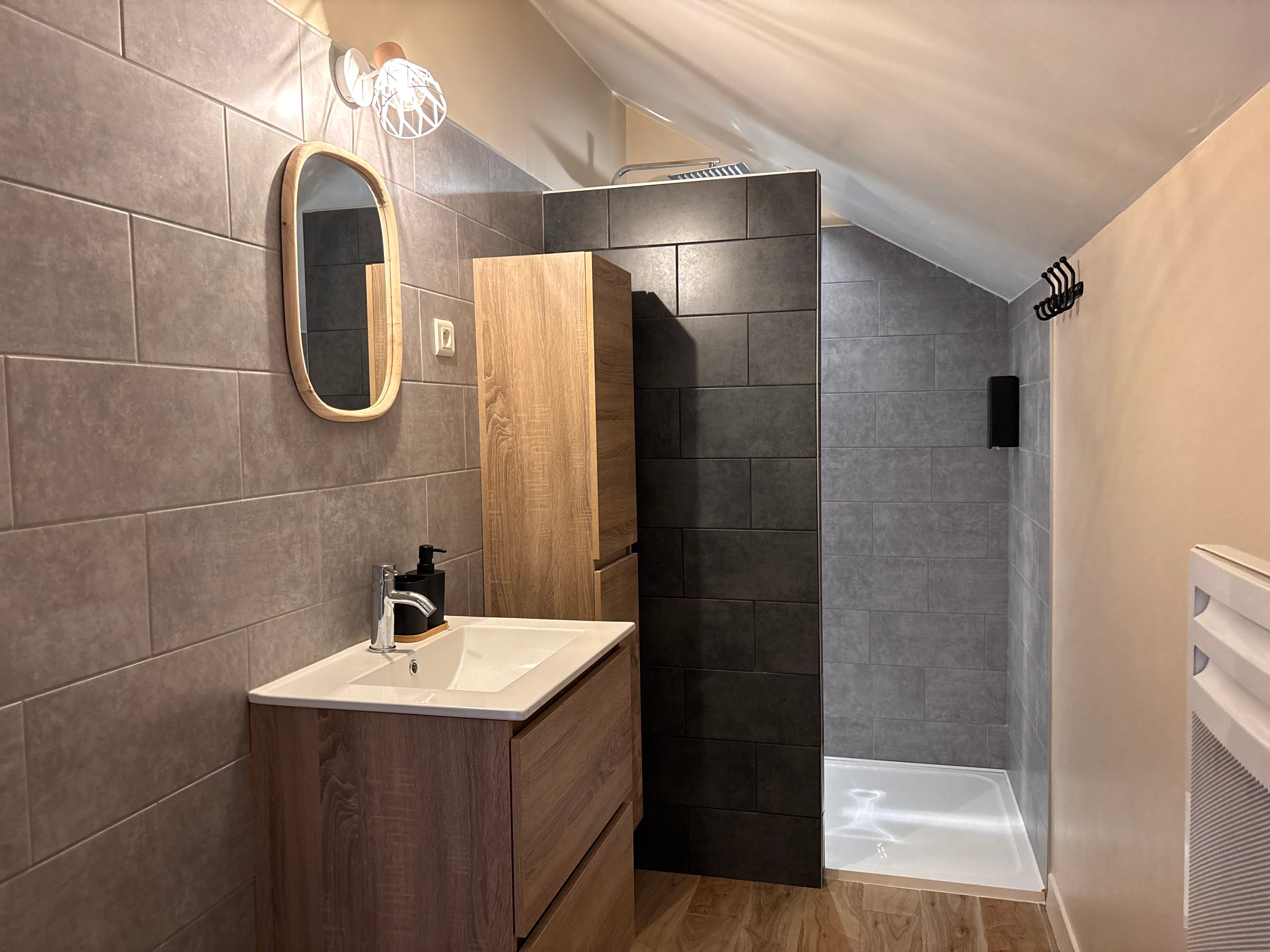 Shower room adjoining bedroom 3 - Le Grand Gîte, La Maison des Bons Amis - Saint-Dié-des-Vosges
