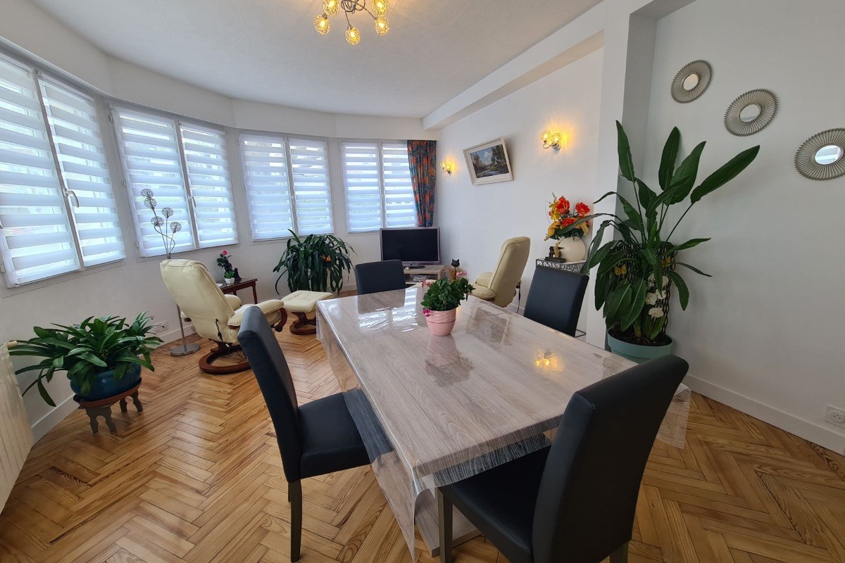 Salle à Manger et coin salon avec TV et Wifi de la Villa Almisca à Royan en Charente maritime