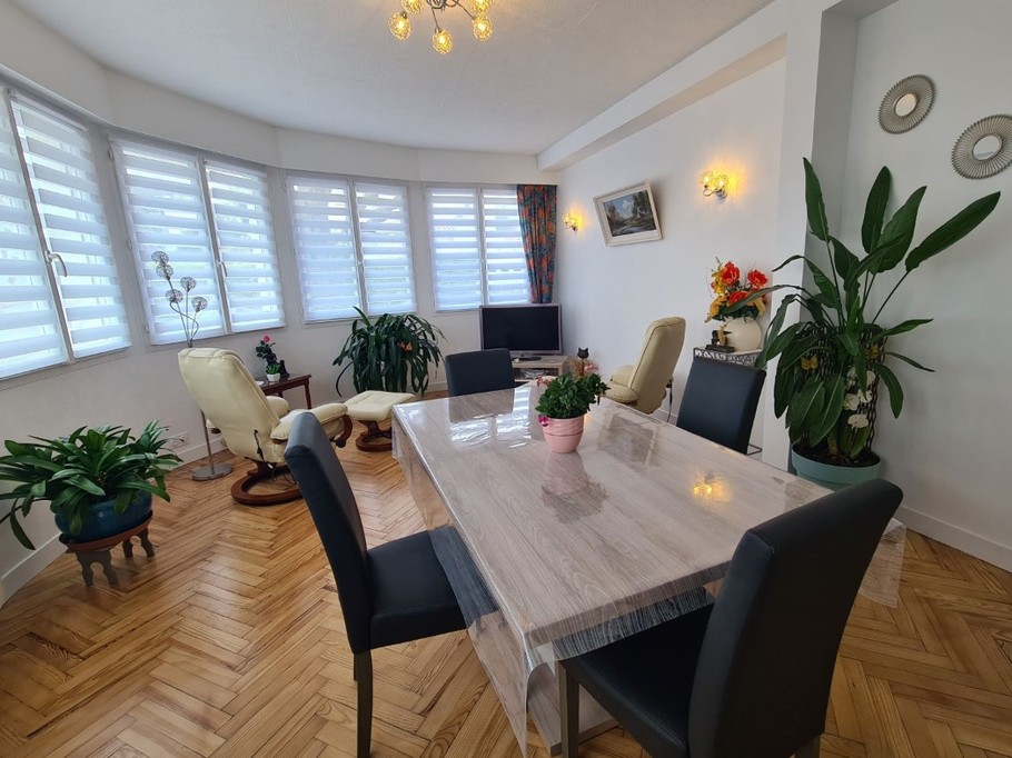 Salle à Manger et coin salon avec TV et Wifi de la Villa Almisca à Royan en Charente maritime