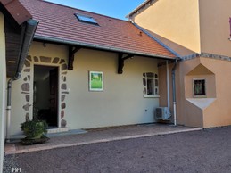 Entrée principale côté cour.