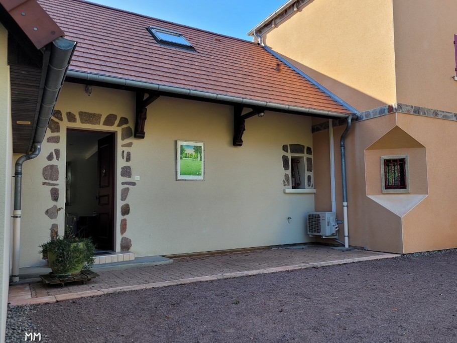 Entrée principale côté cour.