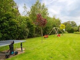 Leisure park with spring-loaded games, swing, ping pong table, volleyball court, boules pitch. Balls, Frisbees, petanque balls, rackets and balls available.