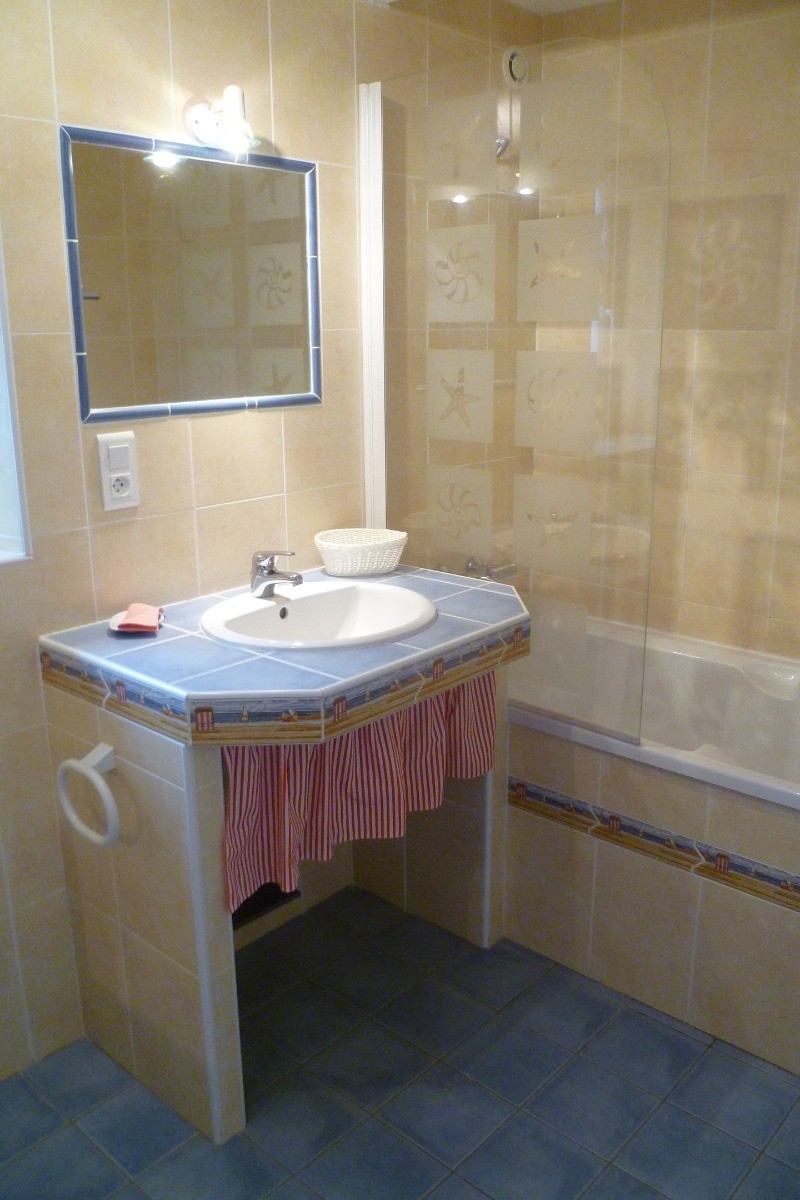 Salle de bain à l'étage (baignoire et 2 lavabos indépendants)