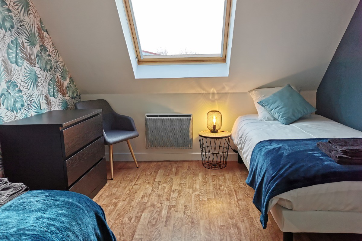 Etage: chambre 3 avec 2 lits 90