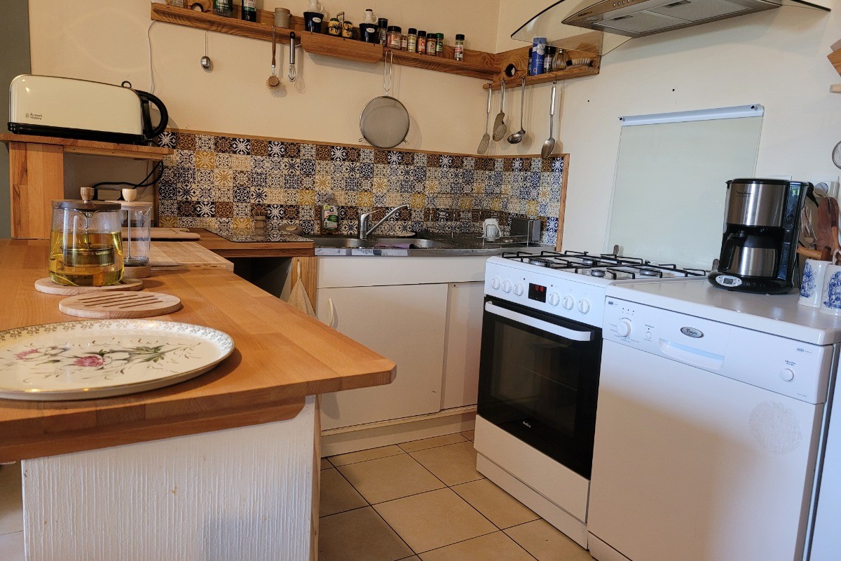 Location, Clévacances, Pommerit le Vicomte, Léger, pièce de vie au RDC  Espace cuisine fonctionnel