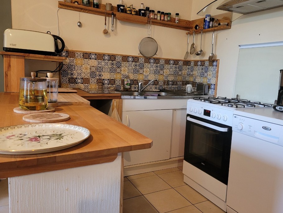 Location, Clévacances, Pommerit le Vicomte, Léger, pièce de vie au RDC Espace cuisine fonctionnel