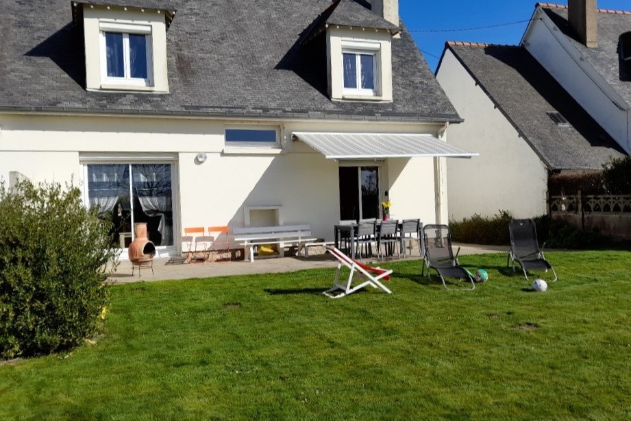 Arrière de la maison, avec grand jardin clos, salon de jardin, transats et brasero