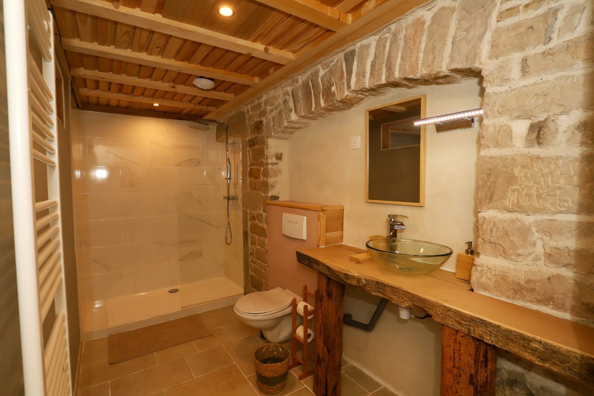 Salle d'eau + wc dans la Chambre Pierre - L'Hôtel Enfoncée Chambres et Table d'hôtes Le Val d'Ajol