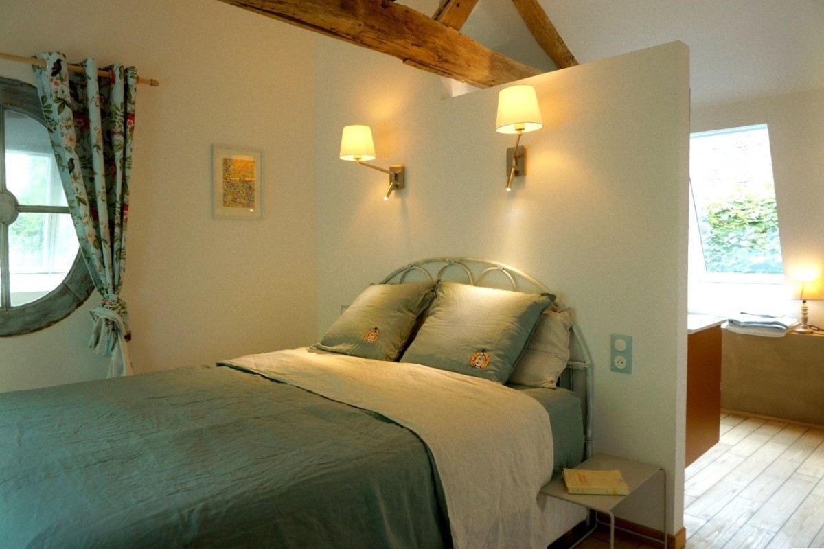 Chambre 3 à l'étage - pour 2 personnes (lit 160 cm) avec salle d'eau privative communicante (meuble vasque et douche grande dimension.)