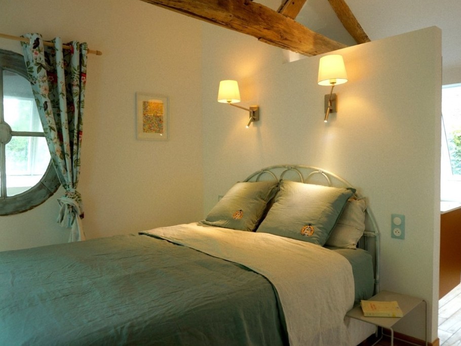 Chambre 3 à l'étage - pour 2 personnes (lit 160 cm) avec salle d'eau privative communicante (meuble vasque et douche grande dimension.)