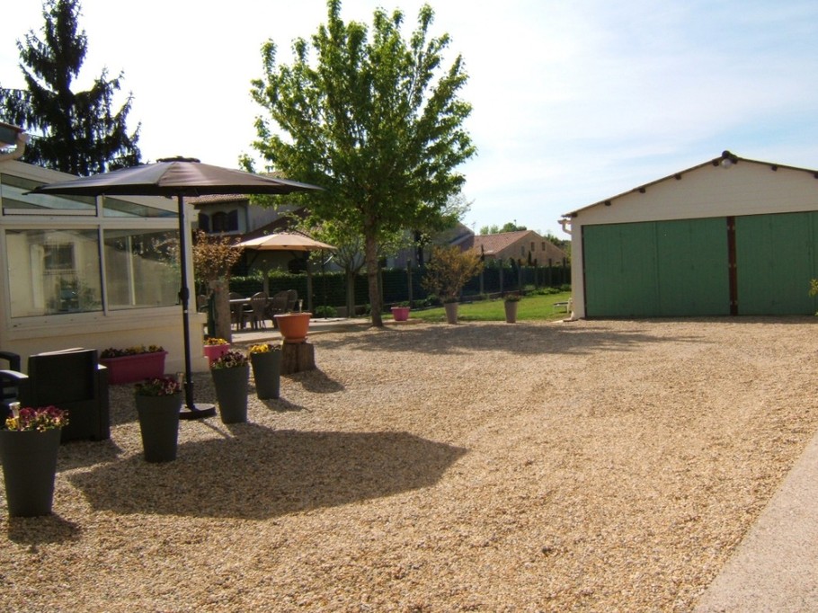 Entrée avec parking privé sécurisé