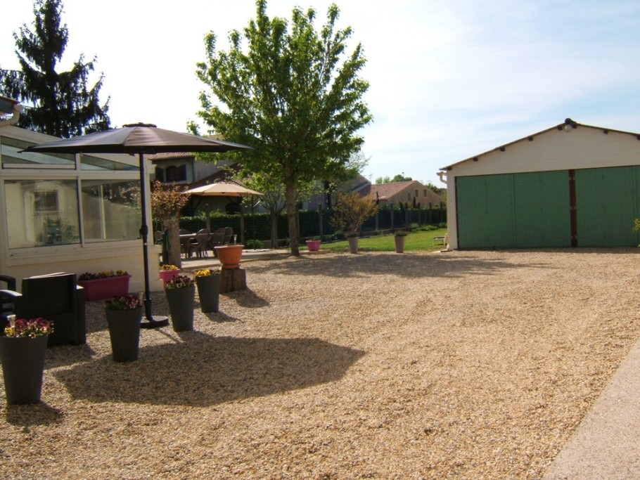 Entrée avec parking privé sécurisé
